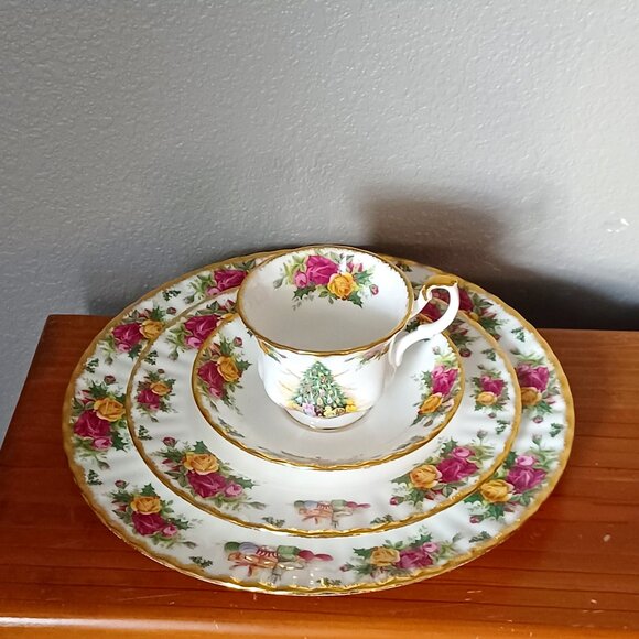 Vintage Royal Albert Christmas Magic Place Setting Tea Cup Saucer Plates 1990 - Picture 5 of 6